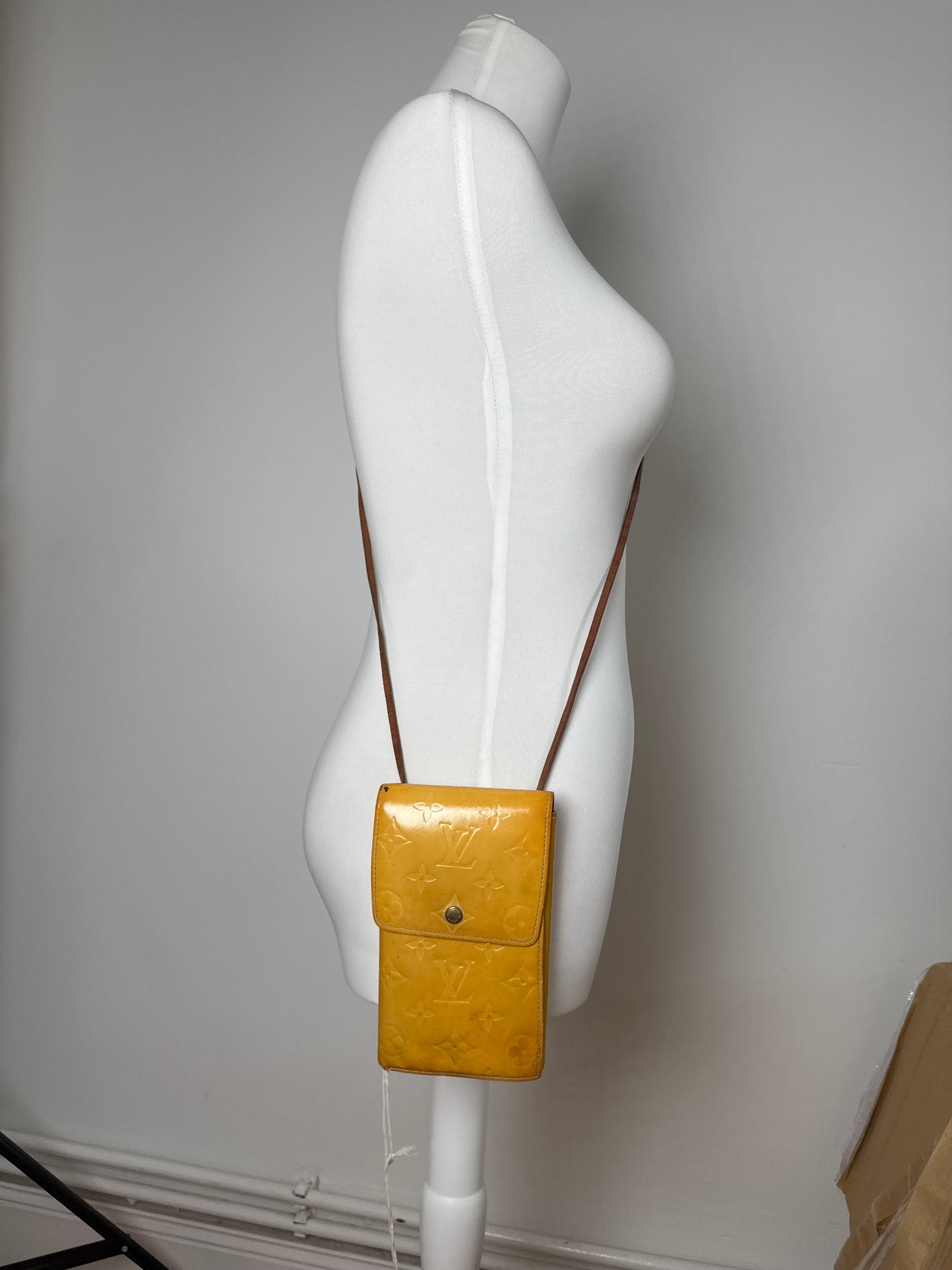 Sac vintage Louis Vuitton Vernis en cuir jaune