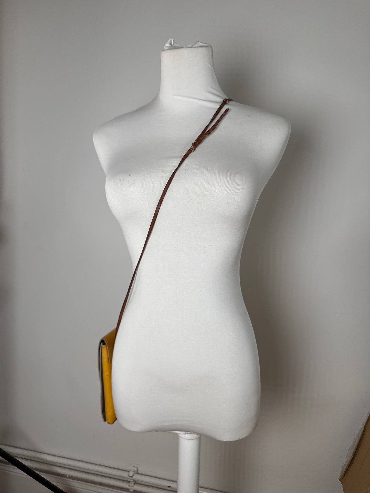 Sac vintage Louis Vuitton Vernis en cuir jaune