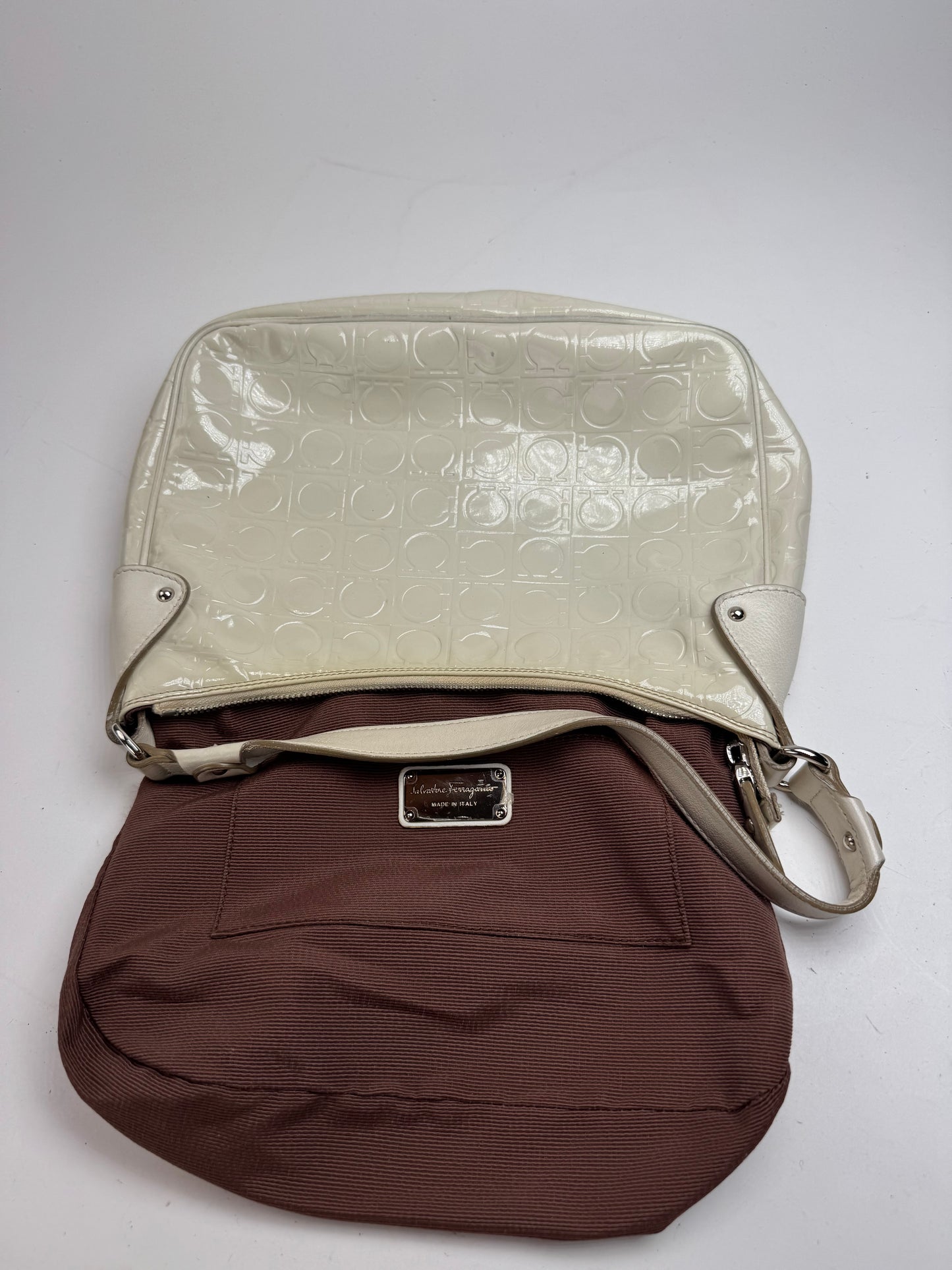 Sac vintage en cuir verni monogramme Salvatore Ferragamo blanc