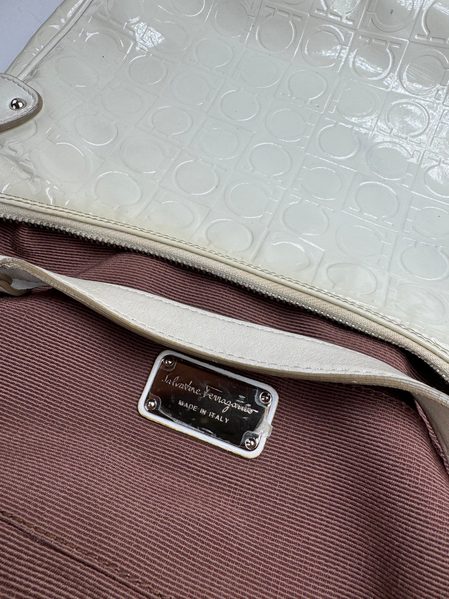 Sac vintage en cuir verni monogramme Salvatore Ferragamo blanc