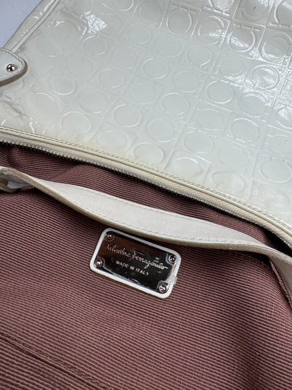 Sac vintage en cuir verni monogramme Salvatore Ferragamo blanc