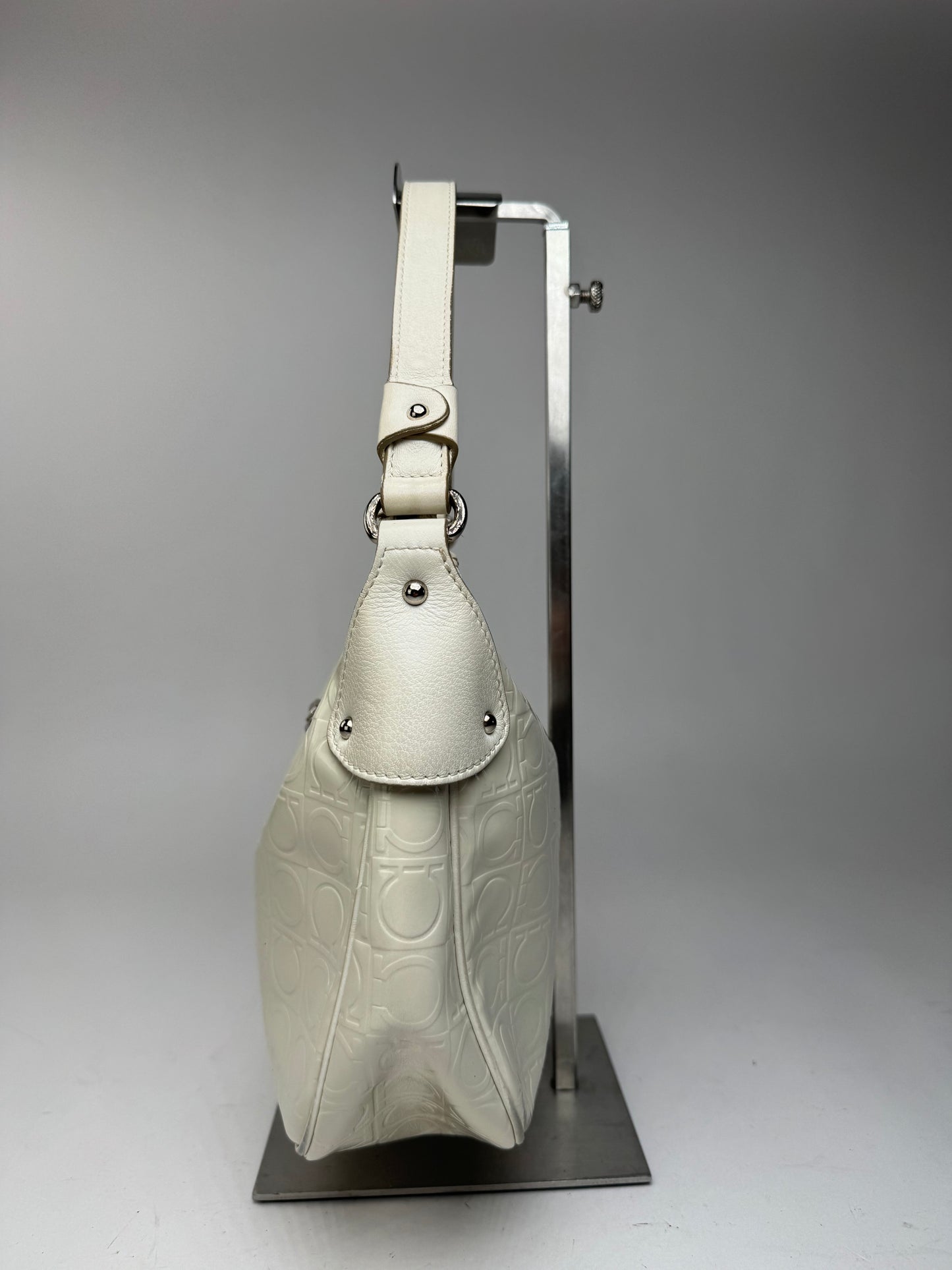 Sac vintage en cuir verni monogramme Salvatore Ferragamo blanc