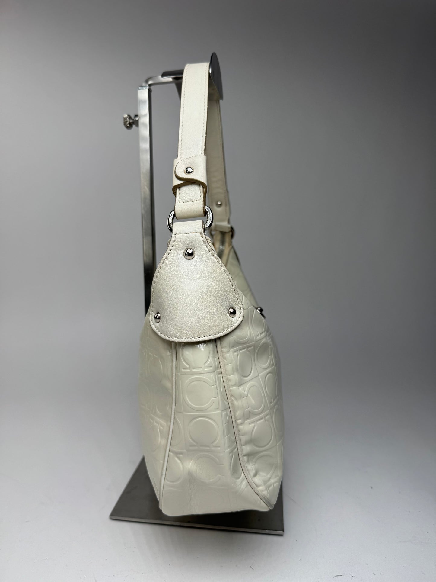 Sac vintage en cuir verni monogramme Salvatore Ferragamo blanc