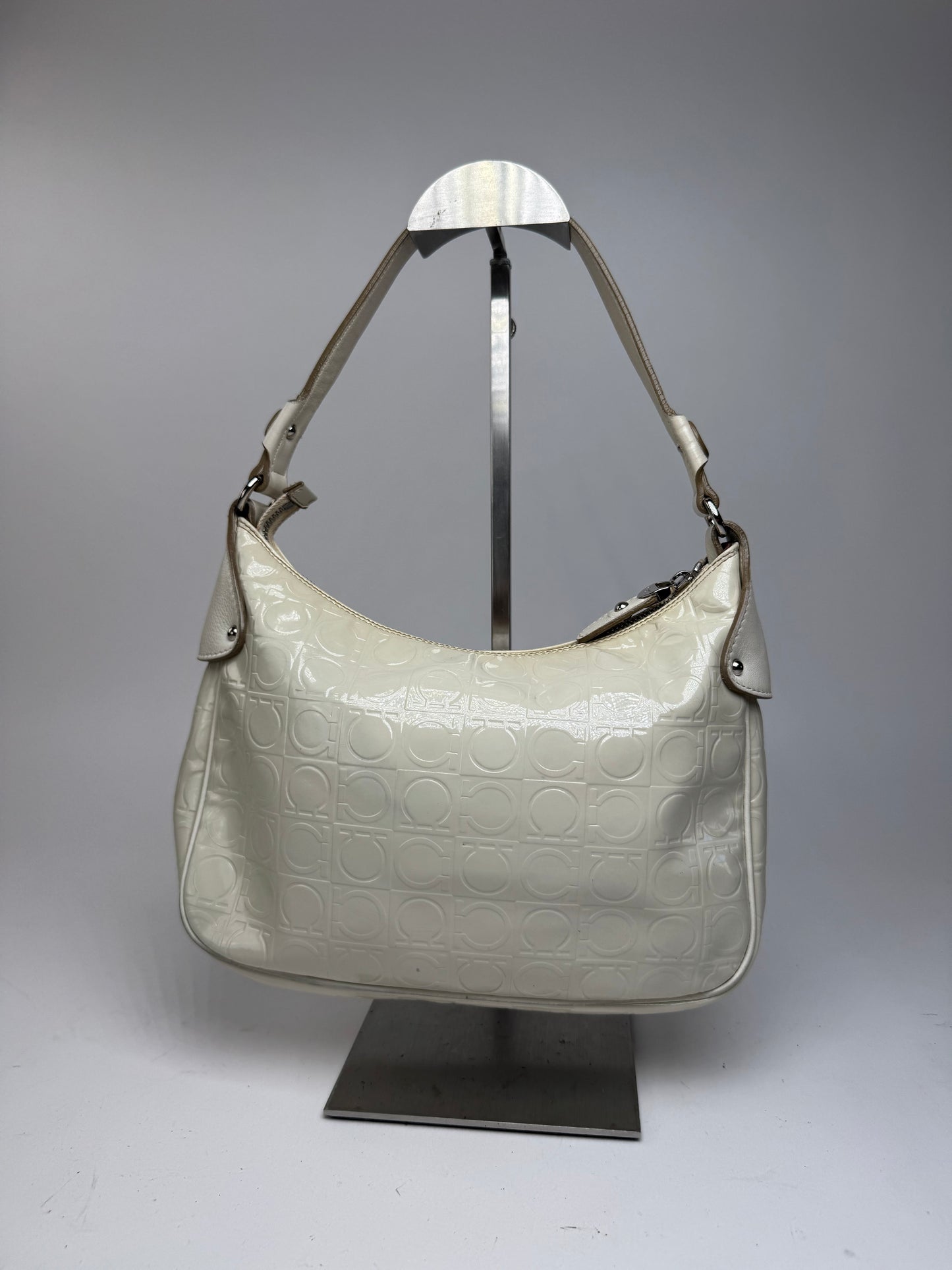 Sac vintage en cuir verni monogramme Salvatore Ferragamo blanc