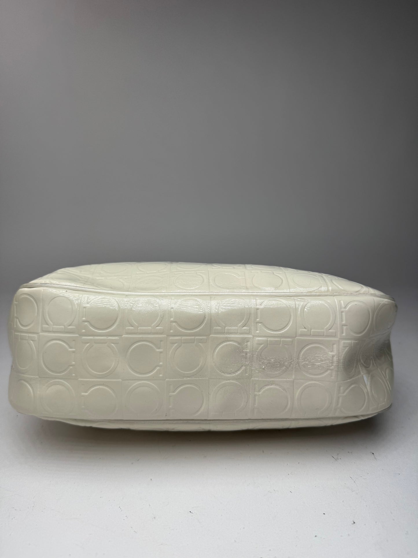 Sac vintage en cuir verni monogramme Salvatore Ferragamo blanc