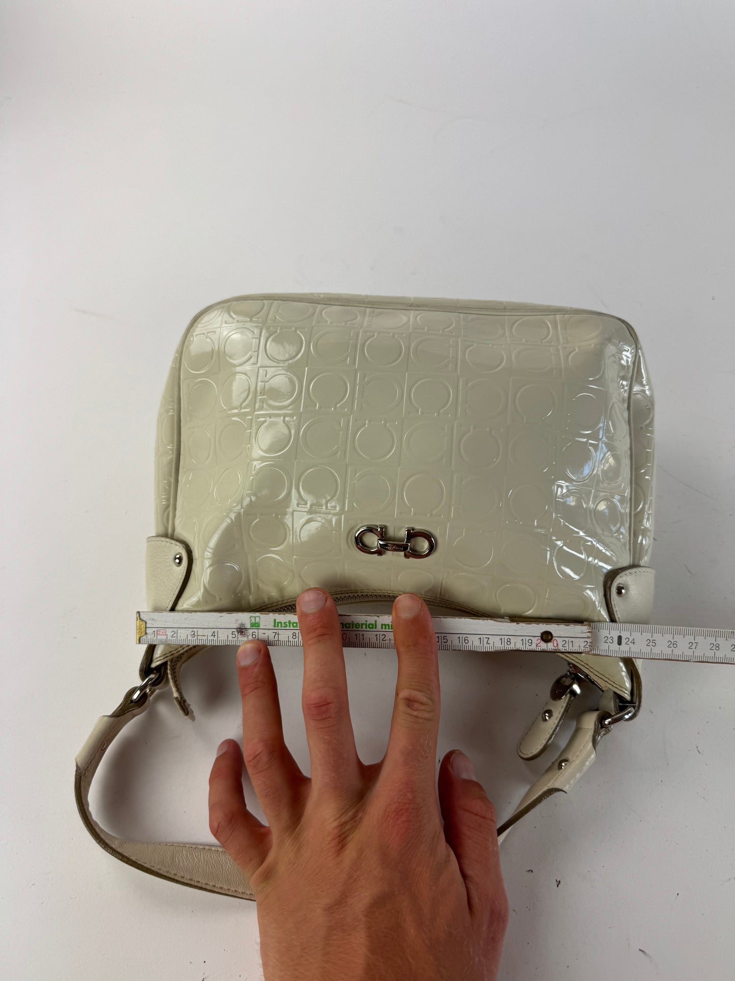 Sac vintage en cuir verni monogramme Salvatore Ferragamo blanc