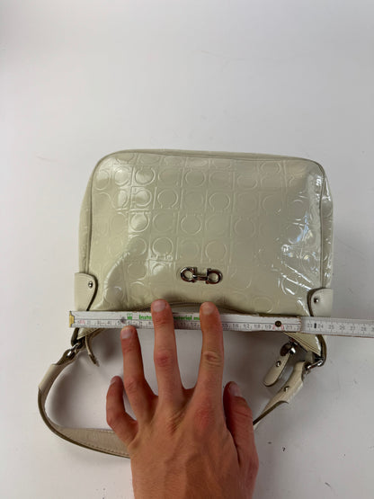 Sac vintage en cuir verni monogramme Salvatore Ferragamo blanc