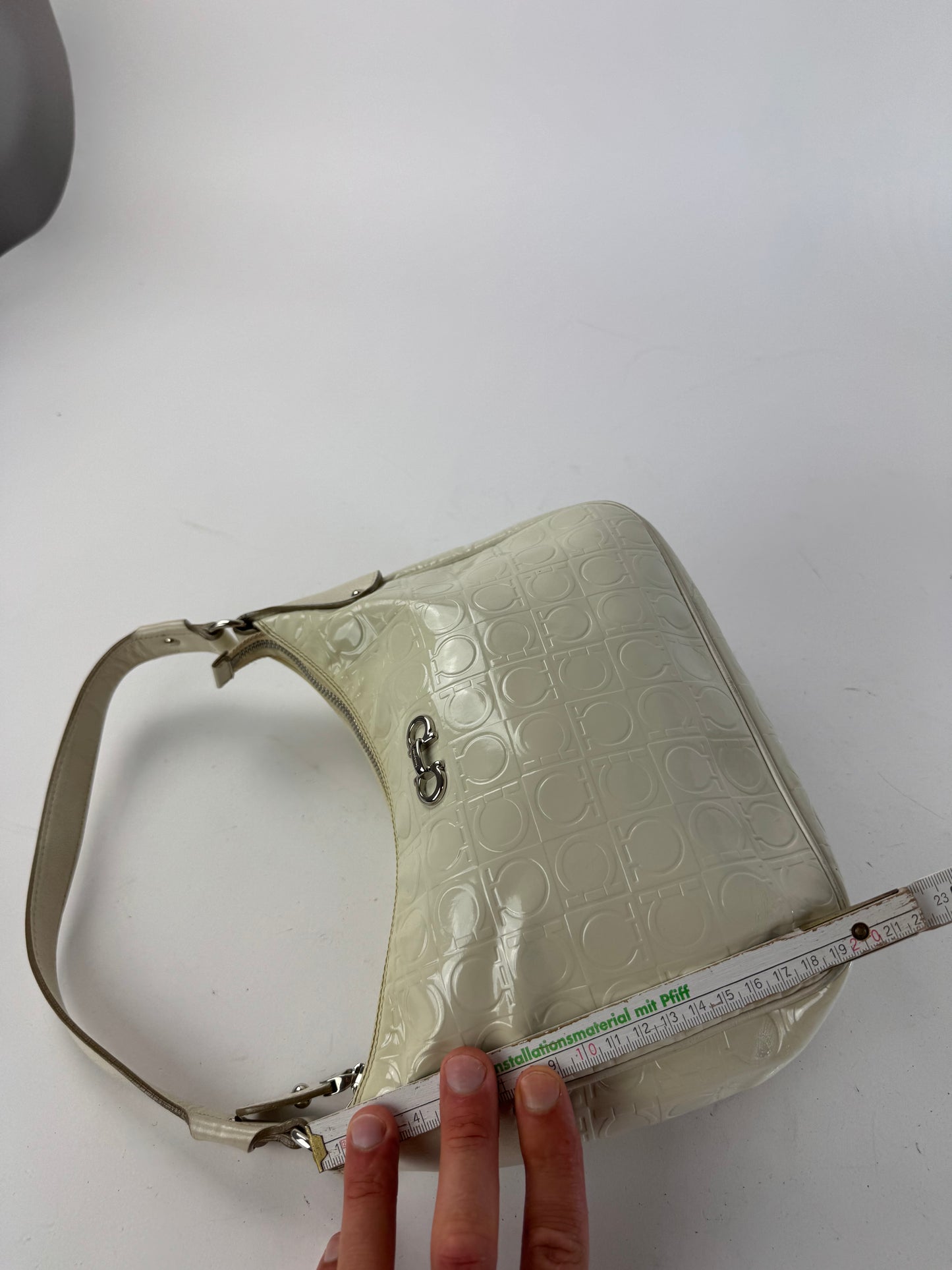 Sac vintage en cuir verni monogramme Salvatore Ferragamo blanc