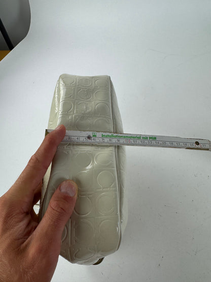 Sac vintage en cuir verni monogramme Salvatore Ferragamo blanc