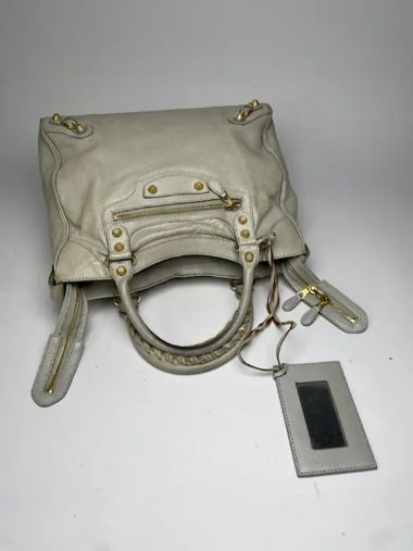 Balenciaga Vintage City handbag: Timeless elegance in gray
