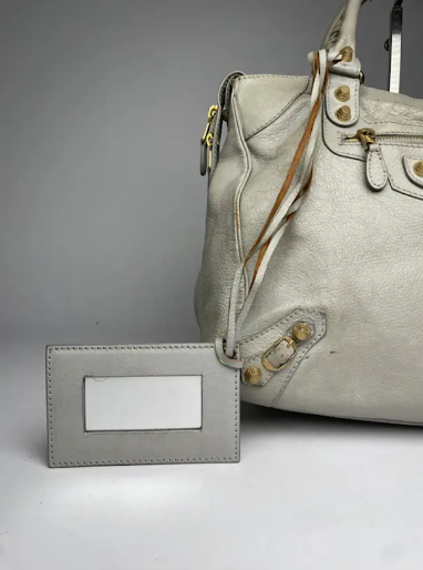Balenciaga Vintage City handbag: Timeless elegance in gray
