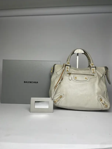 Balenciaga Vintage City handbag: Timeless elegance in gray